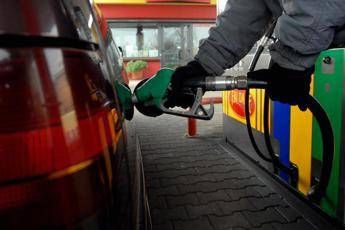 Carburanti petrolio vicino a 120 dollari al barile nuovi aumenti per benzina e diesel Carburanti petrolio vicino a 120 dollari al barile nuovi aumenti per benzina e diesel