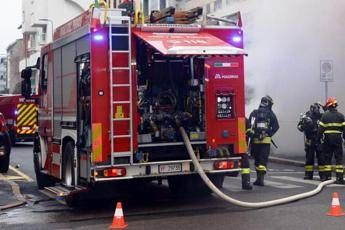 Roma bombola di gas esplode sulla Prenestina auto in fiamme alta colonna di fumo