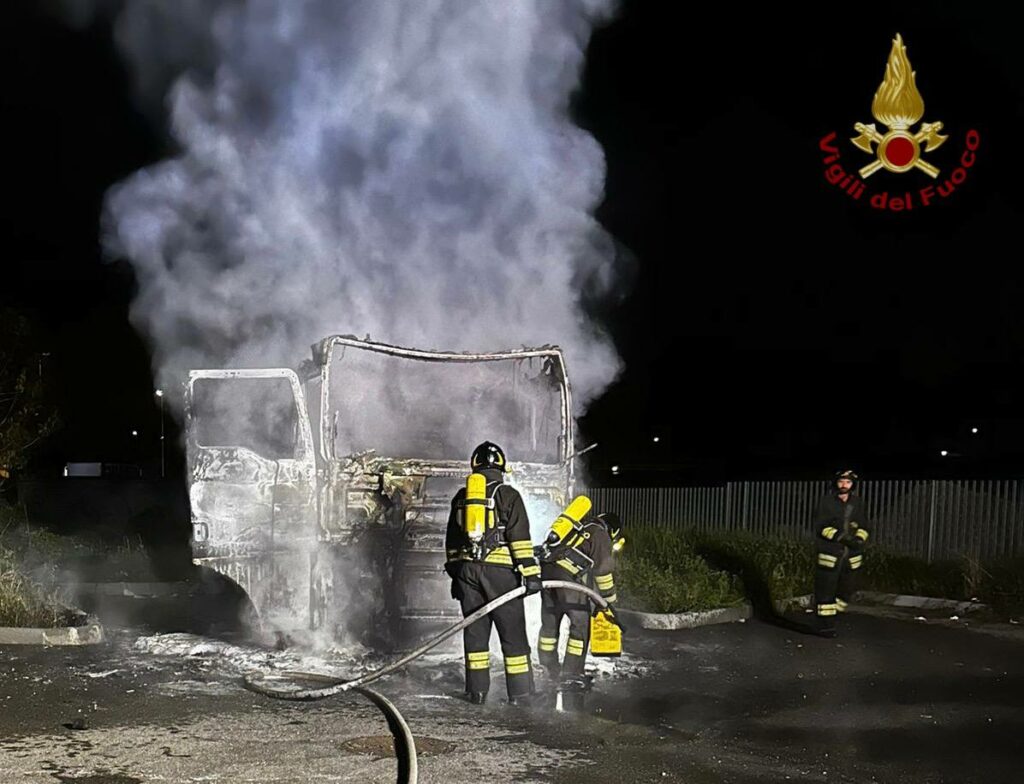 Incendio distrugge camion in zona industriale