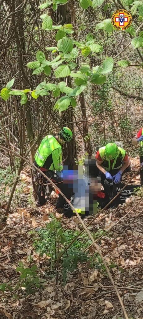 intervento soccorso alpino Intervento di salvataggio in montagna per una donna caduta in un dirupo