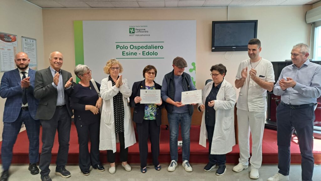 17a La consegna delle targhe commemorative Importante donazione dell'ANDOS per il Pronto Soccorso