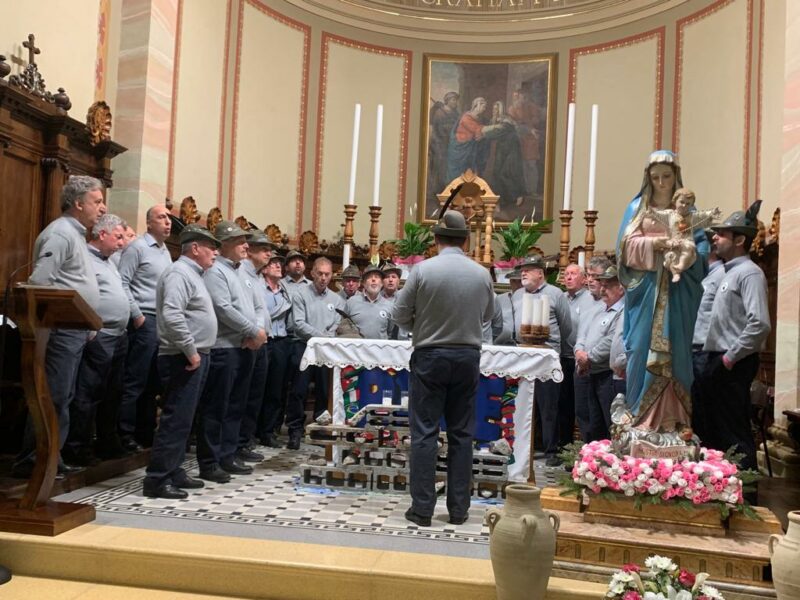 Il Coro ANA Val di Scalve con la statua della Madonna salvata nel Disastro del Gleno scaled