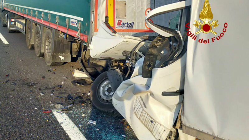 Incidente camion furgone in autostrada scaled Incidente camion furgone in autostrada scaled