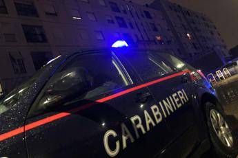 Massa uomo trovato morto sul balcone di casa sul corpo segni di coltellate Massa uomo trovato morto sul balcone di casa sul corpo segni di coltellate