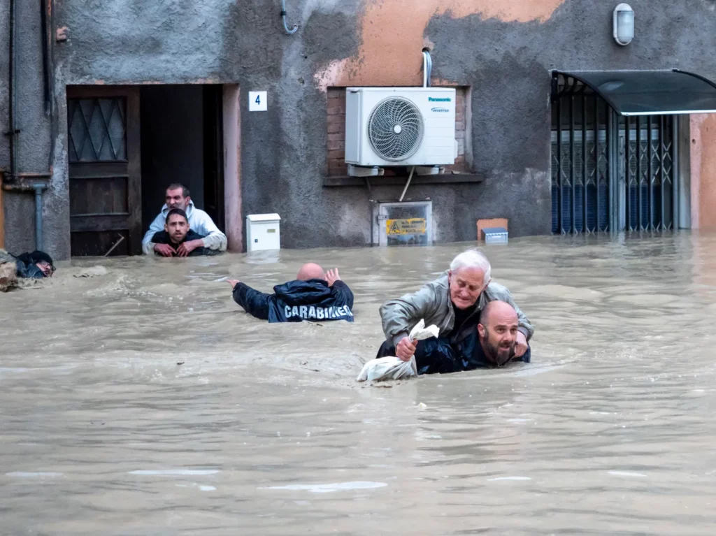 faenza ra 16 05 2023 alluvione carabinieri salvataggio a nuoto via torretta faenza ra 16 05 2023 alluvione carabinieri salvataggio a nuoto via torretta