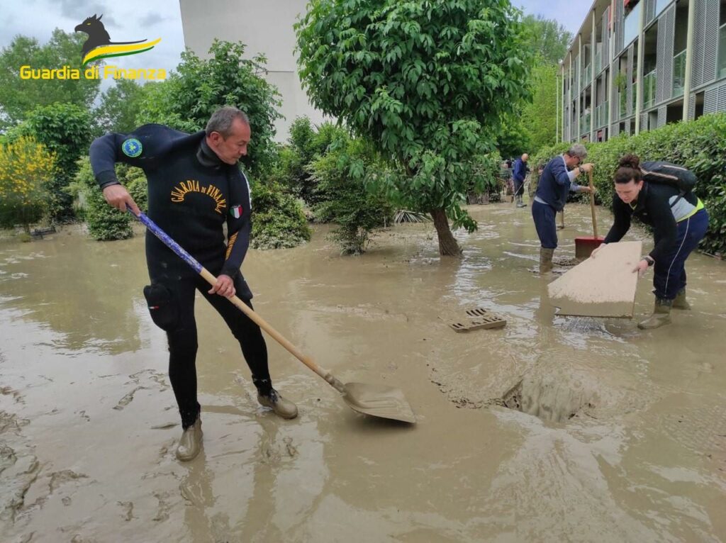 guardia di finanza alluvione emilia 2 Guardia di Finanza: operazioni di soccorso per l'alluvione in Emilia Romagna