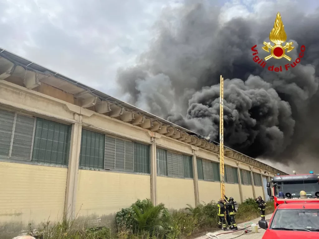 incendio capannone palagonia 01072022 1 incendio capannone palagonia 01072022 1