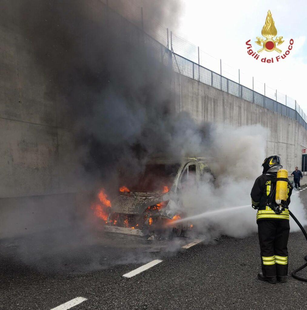 Incendio furgone sulla BreBeMi