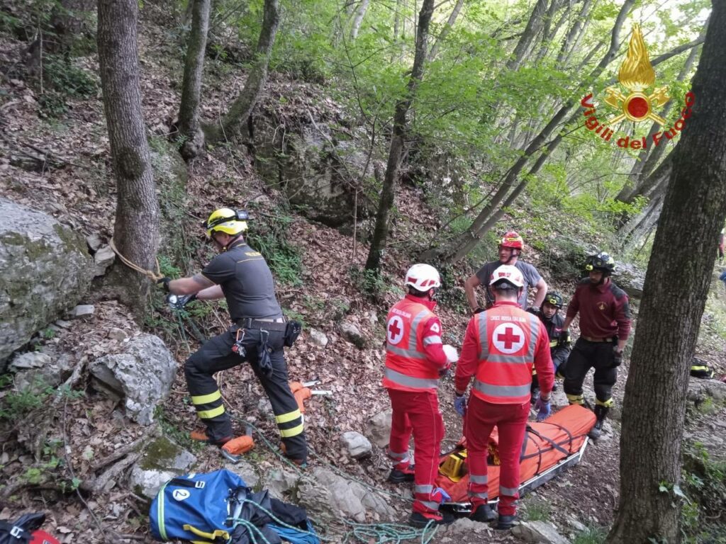 Vigili del Fuoco salvano ciclista caduto in scarpata