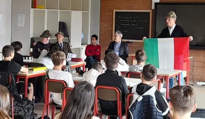 tricolore a scuola TRICOLORE A SCUOLA, A CASNIGO LEZIONE CON GLI ALPINI
