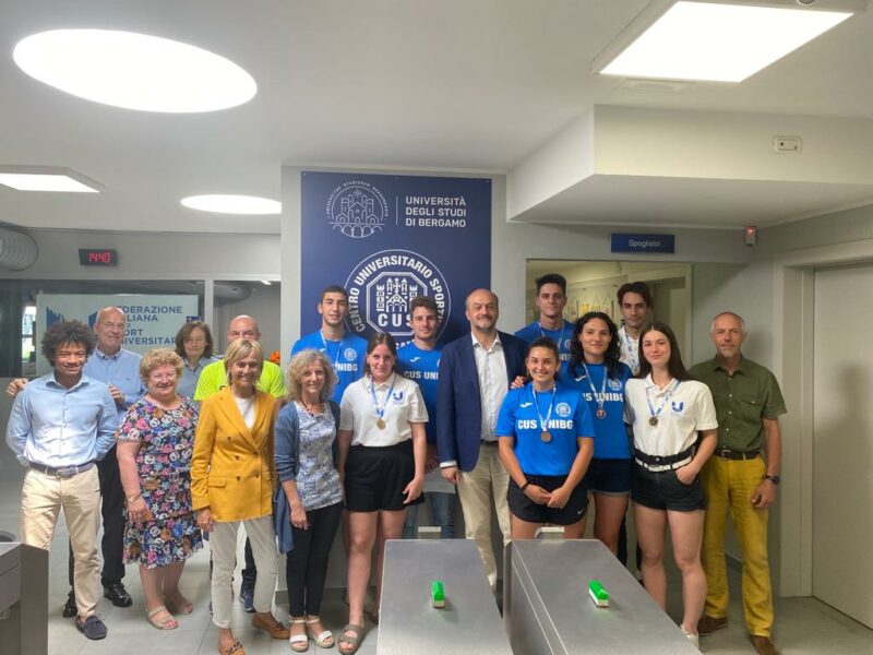 01. Alcuni studenti atleti medagliati ai CNU insieme al Rettore Sergio Cavalieri al Presidente del CUS Claudio Bertoletti e ad altri membri del personale accademico e del CUS scaled Premiato dal Rettore l'esempio degli studenti atleti medagliati ai CNU 2023