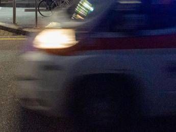 Roma auto finisce contro albero e si ribalta morto 21enne ferita 16enne