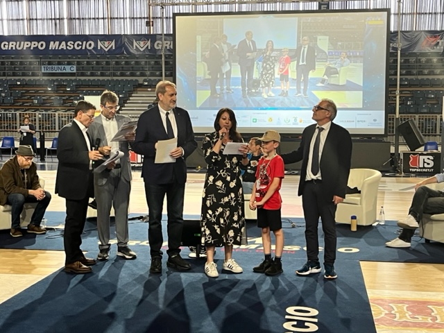 Un momento della premiazione Libri per sognare, vince Elisa Castiglioni con “La ragazza con lo zaino verde”