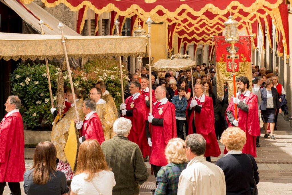 A GANDINO LA SOLENNE PROCESSIONE DEL CORPUS DOMINI