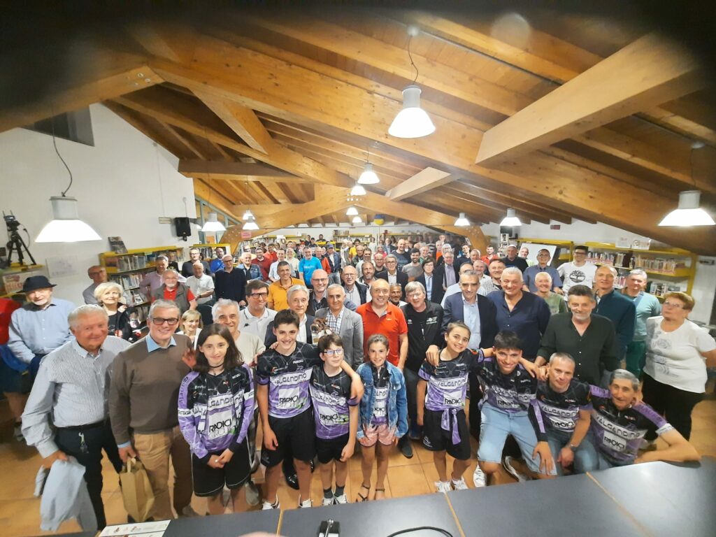 saronni gandino GRAN FOLLA PER SARONNI, A GANDINO E’ SFILATA DI CAMPIONI