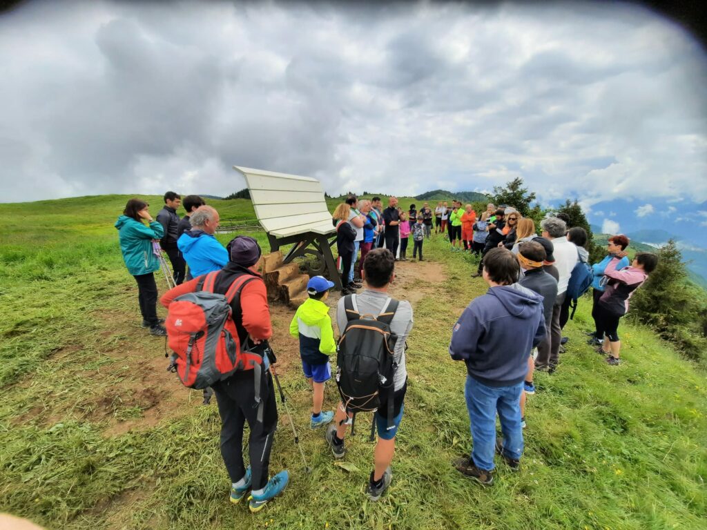 PANORAMA MOZZAFIATO, IN VAL GANDINO INAUGURATA LA PANCHINA GIGANTE DEL DOPPIO LAGO