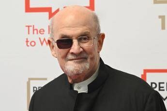 Accoltello Salman Rushdie condannato a 25 anni di carcere Accoltello Salman Rushdie condannato a 25 anni di carcere