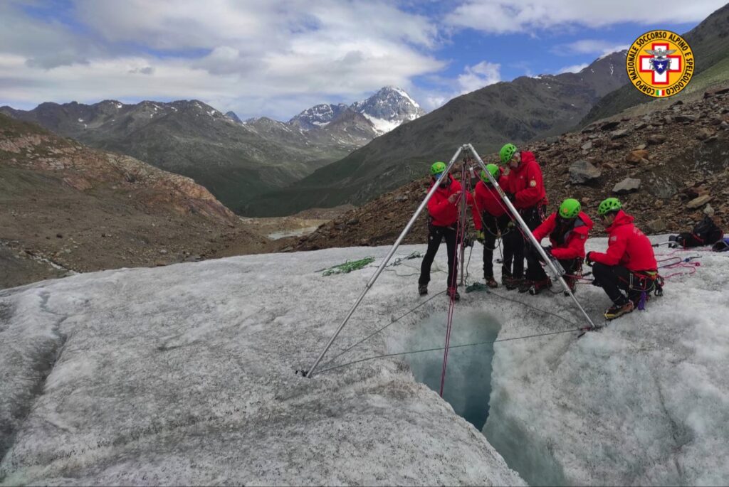Soccorso sul ghiacciaio: Aggiornamento e utilizzo del cavalletto Cevedale nella Valtellina