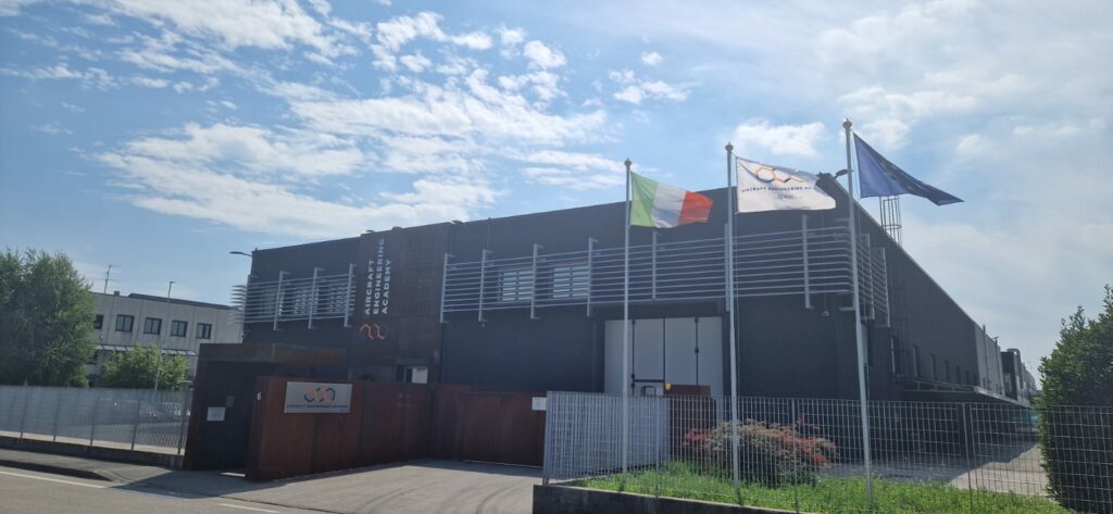 Esterno nuova sede AEA Azzano San Paolo Ad Azzano San Paolo la nuova sede dell’accademia di formazione aeronautica A.E.A.