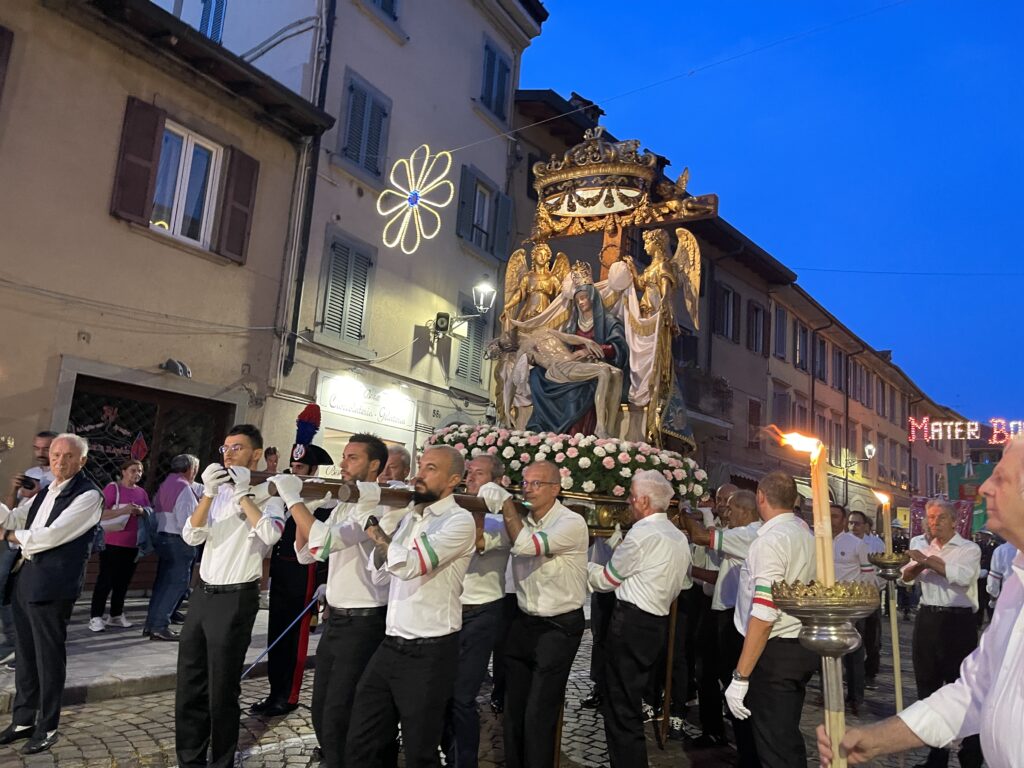 Il gruppo portatori alla solenne processione dellAddolorata BERGAMO: “FESTA DELL’APPARIZIONE”, IL 17 AGOSTO FUOCHI AL CAMPO UTILI