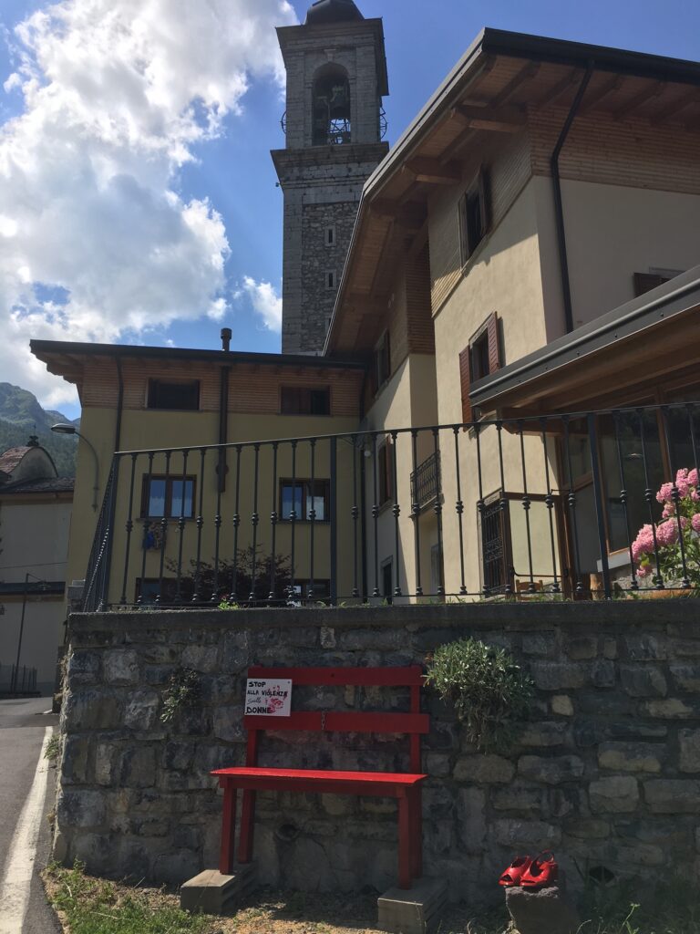 Panchina Rossa 1 con sandali a Colere 1 "Stop alle violenze sulle donne": una panchina rossa a Colere