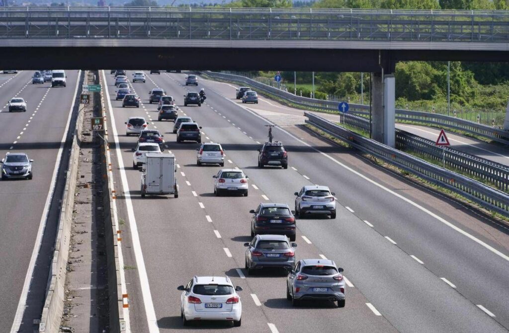 Prime partenze per le vacanze traffico in aumento per ultimo fine settimana di giugno