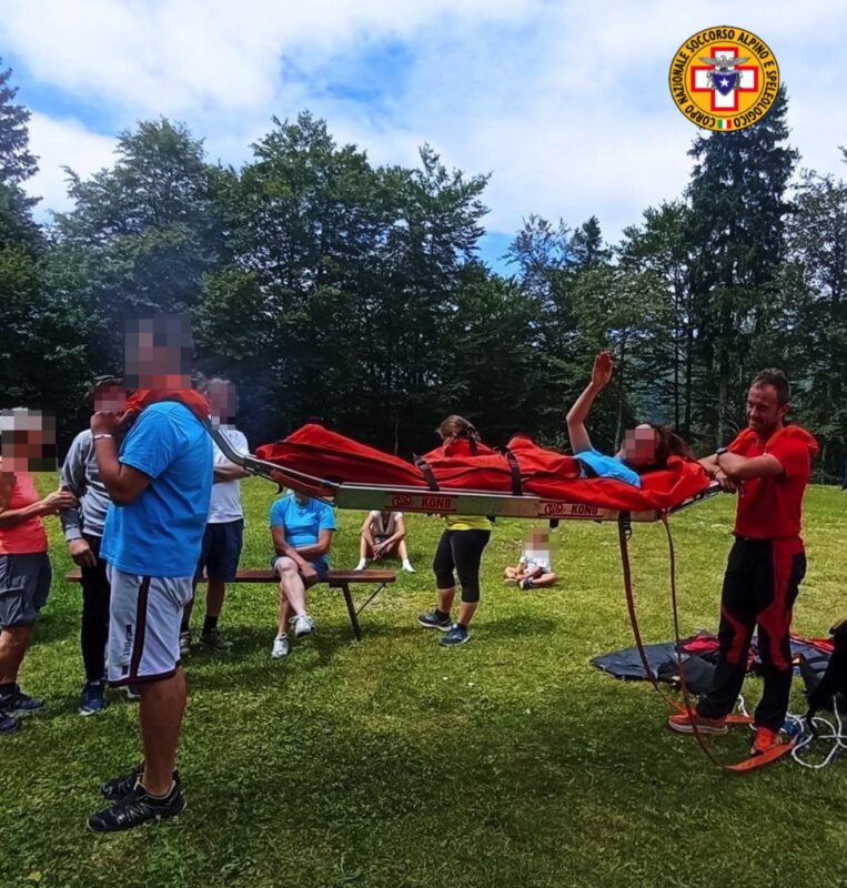 3 scaled Tecnici del Soccorso alpino di Oltre il Colle mostrano le loro abilità a persone con disabilità