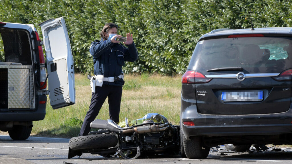 CITYNEWSANSAFOTO incidente moto polizia locale 2 CITYNEWSANSAFOTO incidente moto polizia locale 2