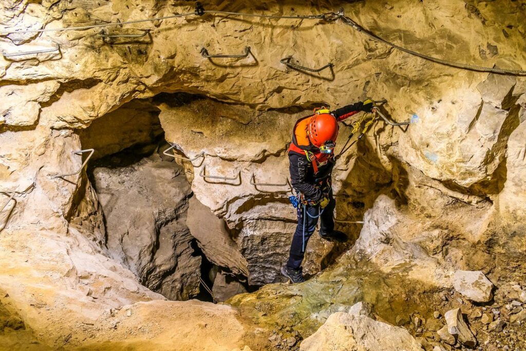 Dossena Parco Speleologico Dopo un primo anno da 29mila visitatori, una giornata di eventi tra avventura e cultura