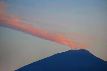 Eruzione Etna continua colata lavica dalle tre bocche Eruzione Etna continua colata lavica dalle tre bocche
