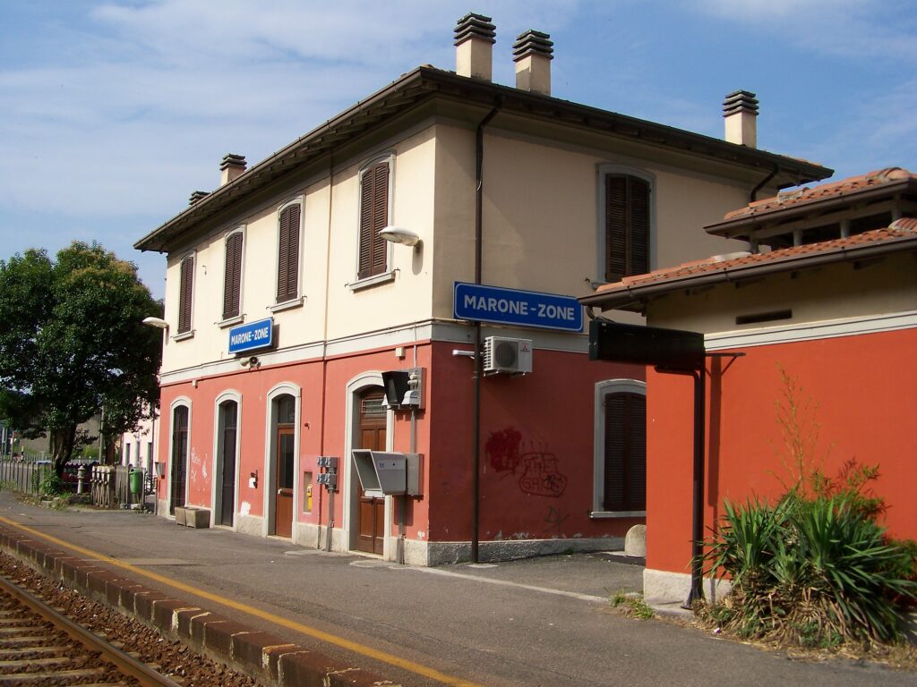 Stazione di Marone lato ferrovia 2009 Stazione di Marone lato ferrovia 2009