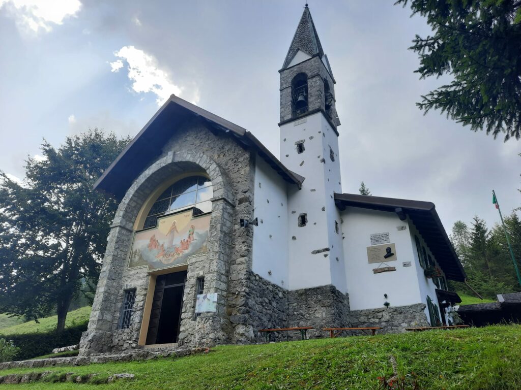 FESTA A VALPIANA CON LA CHIESINA RIMESSA A NUOVO