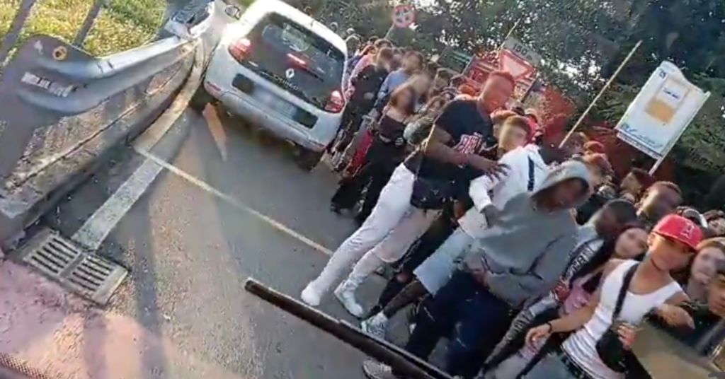 1 23sett Pensilina Oriocenter Folla di ragazzi alal pensilina: "Ogni sabato sera tensioni e rischi. I conducenti dei bus non ne possono più"