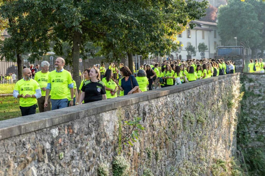 02. Le matricole il Rettore e il personale dateneo lungo le mura di Citta Alta Festa delle Matricole 2023 ph. Cristian Riva UNIBG ACCOGLIE OLTRE 1.400 MATRICOLE CON UN SIMBOLICO ABBRACCIO ALLE MURA