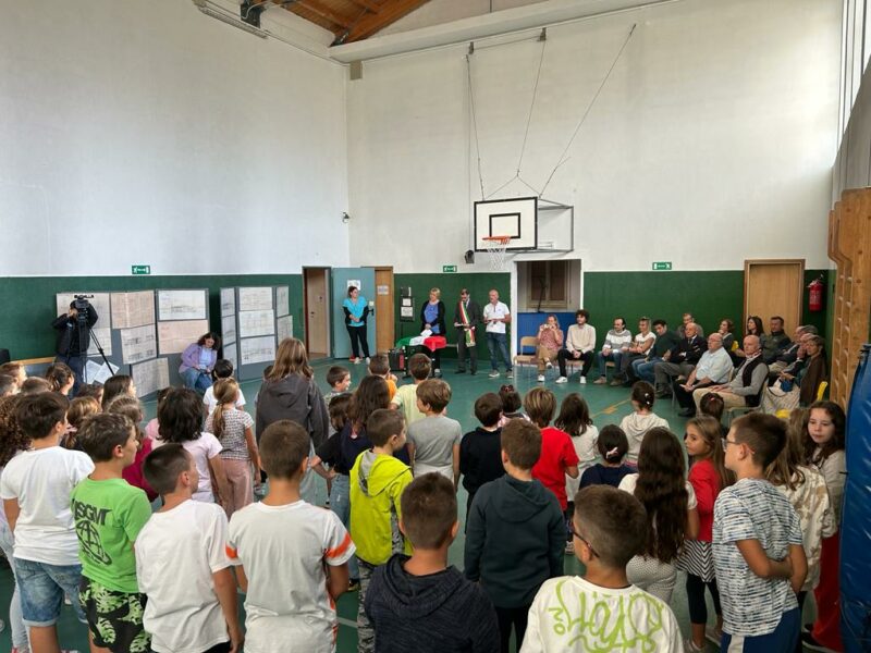 RICORDI E GRANDE FESTA A CAZZANO PER I 50 ANNI DELLA SCUOLA