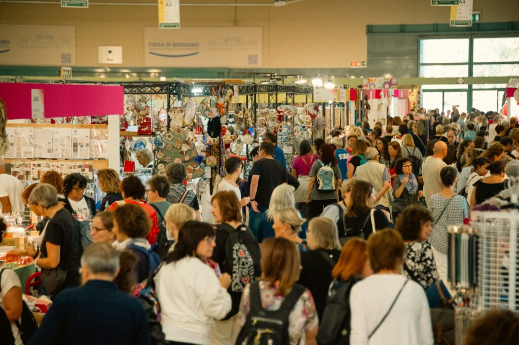 CRE BG AUT FOLLA CORSIE Grande partenza per Creattiva: la Fiera di Bergamo fino a domenica capitale delle arti manuali