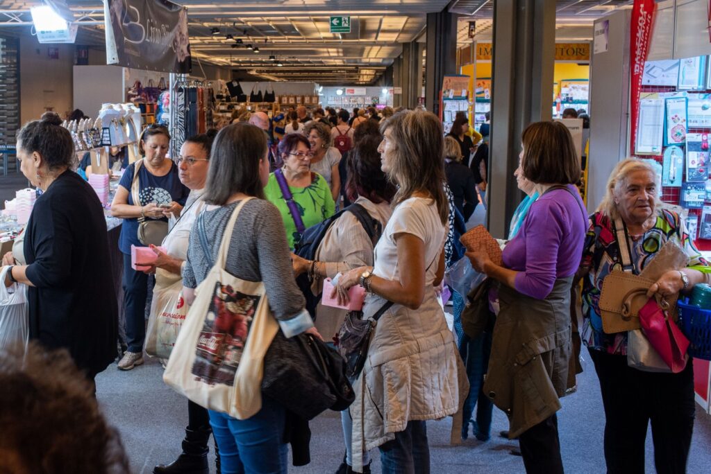 CREATTIVA FI CORSIA 1 Creattiva conquista anche Firenze: in diecimila per il salone nazionale di Promoberg dedicato alle arti manuali