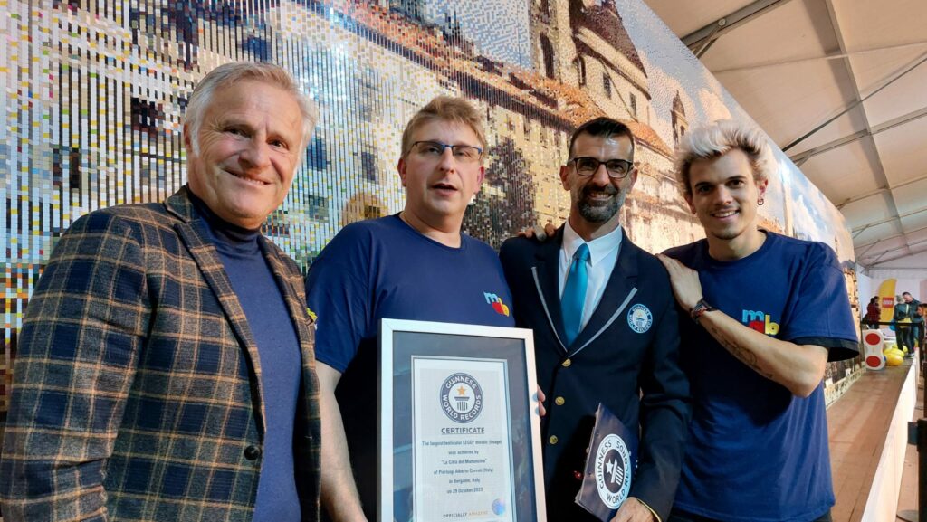 Guinness World Record da sin Patelli Cervati Veltri e Morello Con il Mosaico lenticolare LEGO® più grande del mondo, alla Campionaria è Guinness World Record®