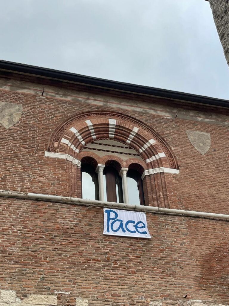 Striscione della Pace esposto sulla facciata in Piazza Duomo Striscione della Pace esposto sulla facciata in Piazza Duomo