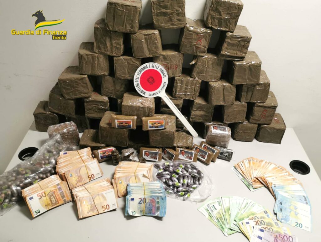 sequestro droga 1 Operazione delle Forze dell'Ordine: custodia cautelare e sequestri per traffico di droga da 22 milioni di Euro