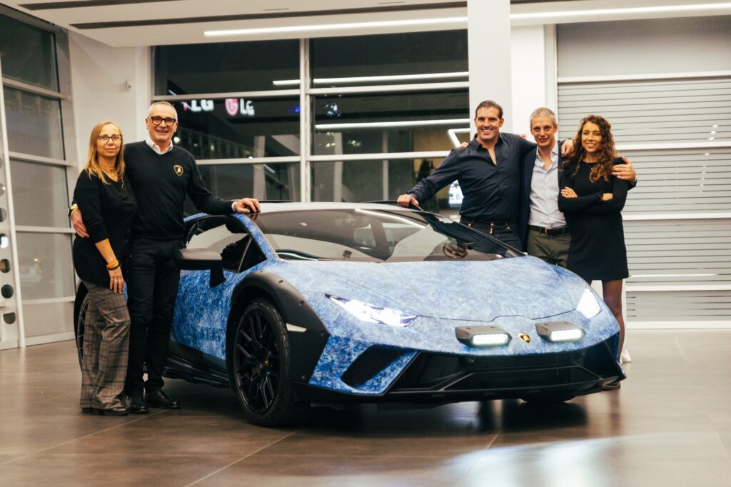 01 Lamborghini Milano Momento della consegna della Huracan Sterrato Opera Unica LAMBORGHINI MILANO celebra l’eccellenza italiana con la consegna di HURACAN STERRATO “OPERA UNICA”
