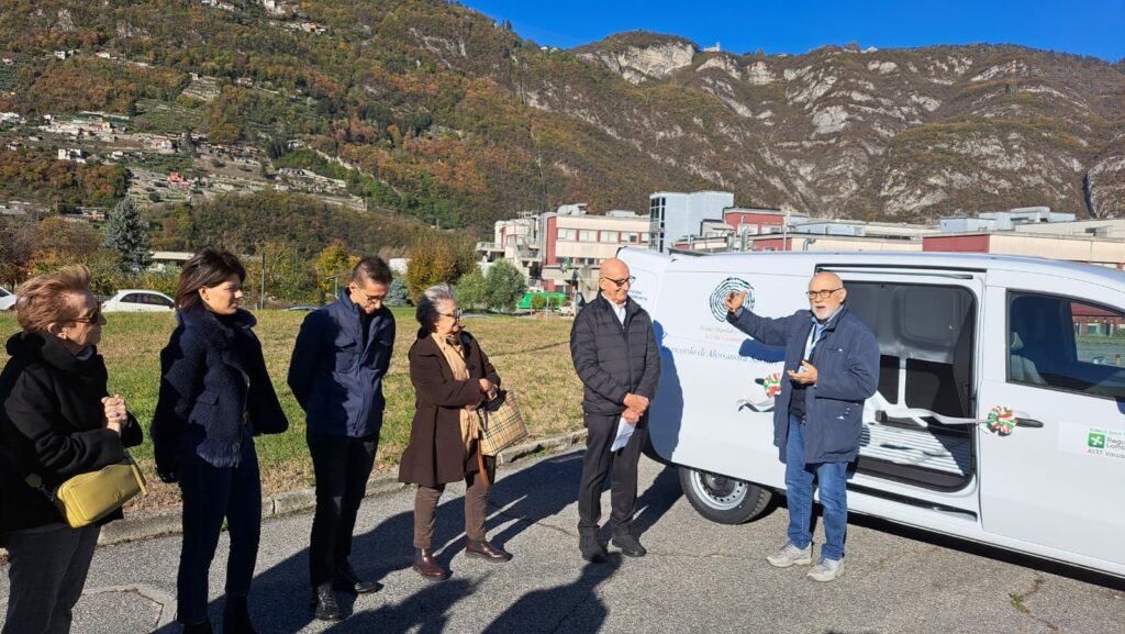 30a Un momento della donazione Importante donazione in ricordo di Alessandra Saviori