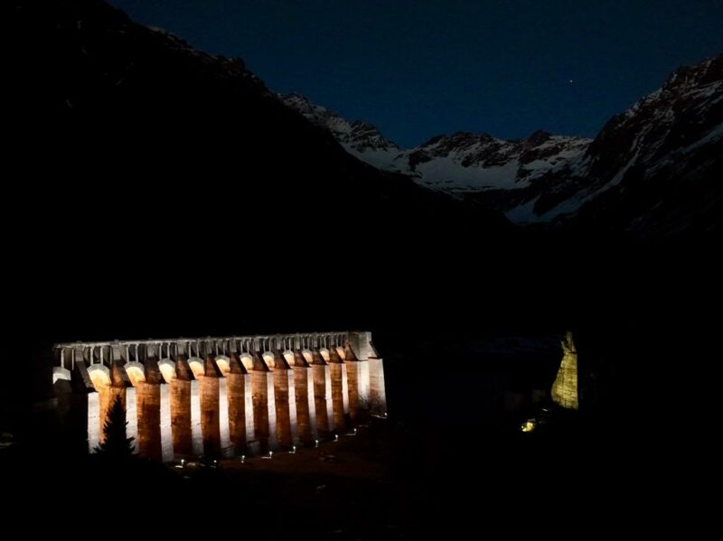 FotoDigaIlluminata1 scaled Disastro del Gleno: il 1 dicembre il Centenario del crollo della Diga che nel 1923 colpì la Valle di Scalve e la Valle Camonica