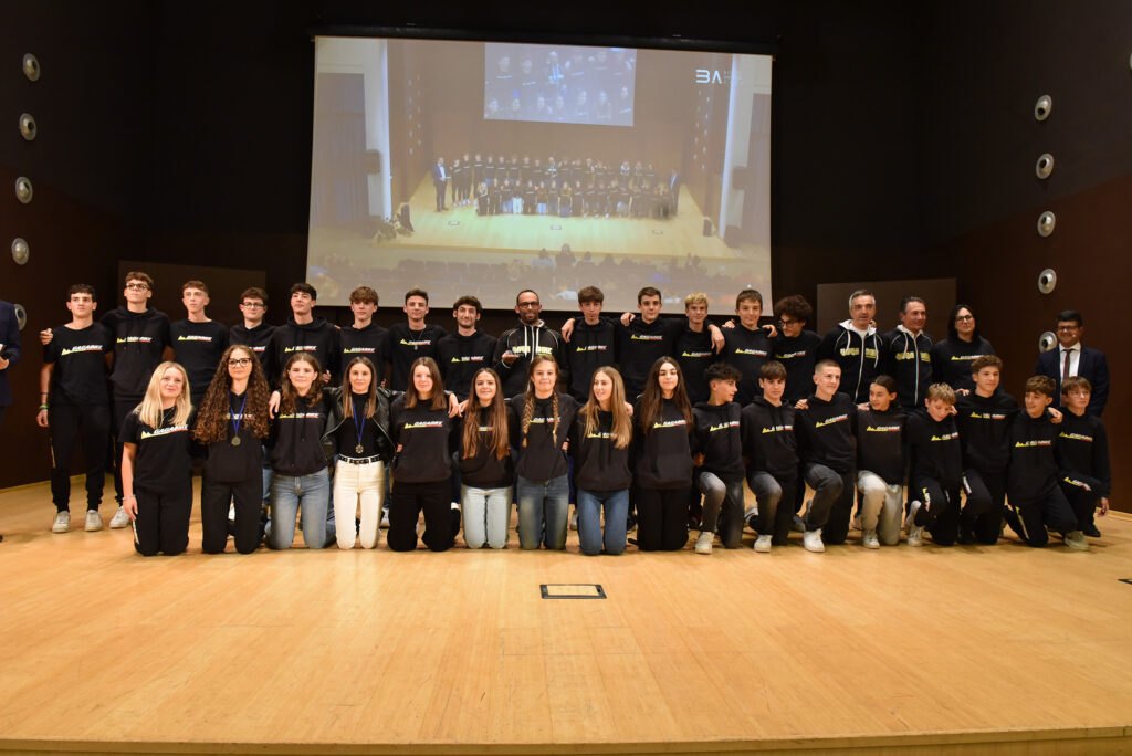 Il Gagabike Team miglior squadra italiana nella mtb Gli juniores campioni del mondo dellinseguimento a squadre sul palco con il ct Edoardo Salvoldi credit Luca Giuliani 1 BICITV Awards: una parata di campioni all’evento dedicato al ciclismo italiano