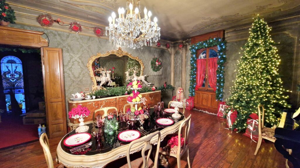 La Casa bergamasca di Babbo Natale Babbo Natale sceglie di nuovo la Val Seriana: fino al 26 dicembre la sua Casa Bergamasca sarà a Clusone
