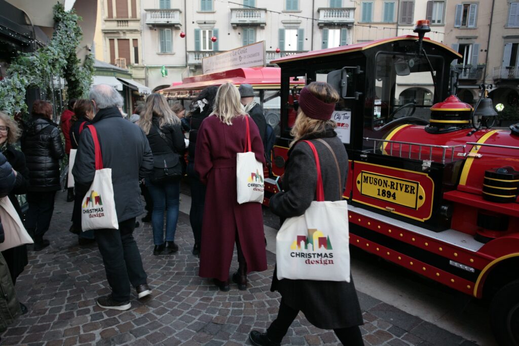 Trenino 1 GRANDE SUCCESSO PER L’INAUGURAZIONE DI CHRISTMAS DESIGN