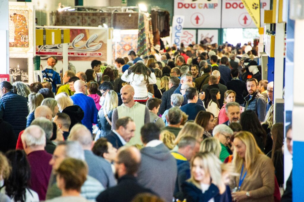 fin camp folla corsia 3 La Campionaria fiera ‘Pop’ di Promoberg: settantamila persone in cinque giorni alla Fiera di Bergamo