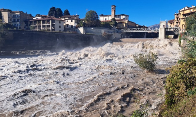 fiume in piena fiume in piena