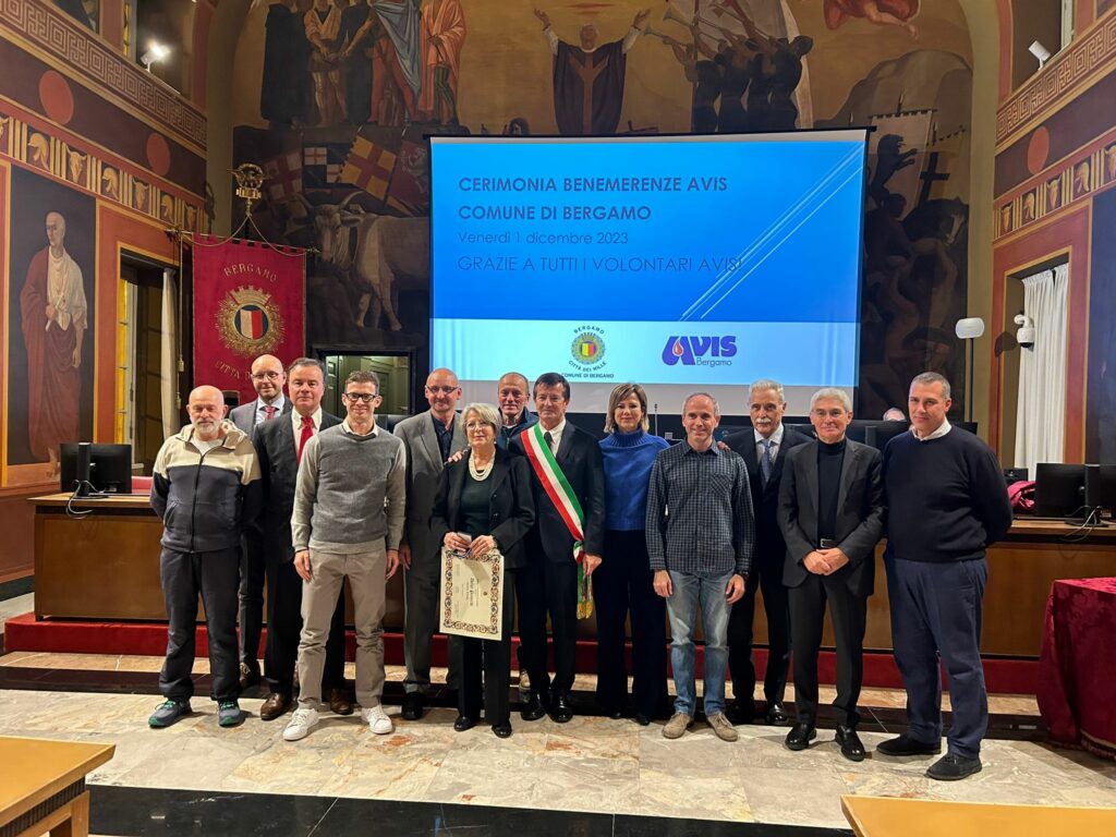 01. I donatori di Avis Comunale Bergamo premiati dal Comune Benemerenze civiche: premiati dal Comune di Bergamo 8 donatori di Avis Comunale Bergamo