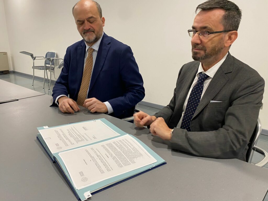 02. Sergio Cavalieri e Francesco Locati alla firma dellaccordo UniBg ASST BG EST UniBg e ASST Bergamo Est: fronte comune per l'avanzamento nel settore biomedico e della salute